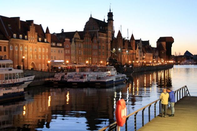 Die Blaue Stunde, die Mottlau-Promenade mit dem berühmten Krantor - Danzig, Gdańsk