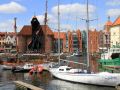 Blick von der modernen Marina auf das Krantor am Mottlau-Ufer - Danzig, Gdańsk
