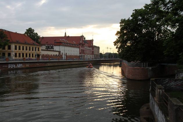 Breslau-Wrocław - das Leopoldina-Universitäts-Gebäude an der Oder im Abendlicht