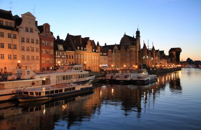 Danzig, Gdańsk - Motława, das Mottlau-Ufer mit dem berühmten Krantor Danzig, Gdańsk - Motława, das Mottlau-Ufer mit dem berühmten Krantor