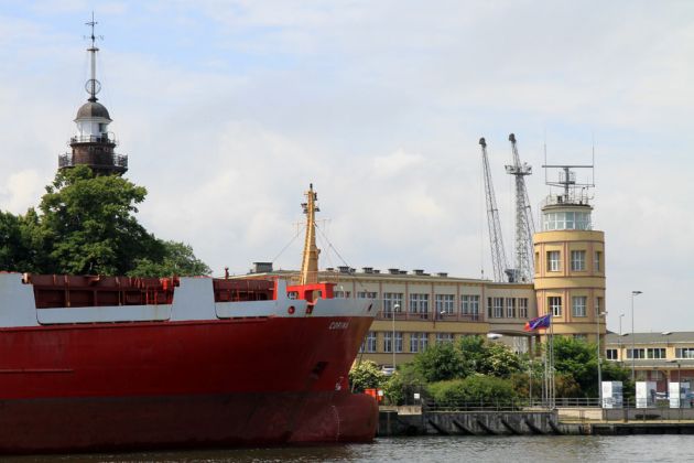 Alter Leuchtturm von Danzig-Neufahrwasser und das Hafenamt in Nowy Port Alter Leuchtturm von Danzig-Neufahrwasser und das Hafenamt in Nowy Port