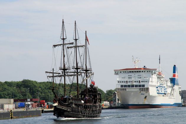 Rundfahrt-Kogge und Fährschiff vor dem Terminal der Polferries Rundfahrt-Kogge und Fährschiff vor dem Terminal der Polferries
