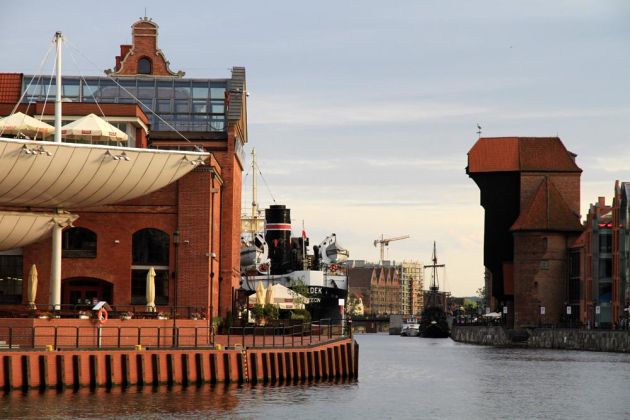 Die Polska Filharmonia Baltycka mit dem Museumsdampfer SS Soltek und dem Krantor an der Mottlau - Danzig, Gdańsk, Motława Die Polska Filharmonia Baltycka mit dem Museumsdampfer SS Soltek und dem Krantor an der Mottlau - Danzig, Gdańsk, Motława