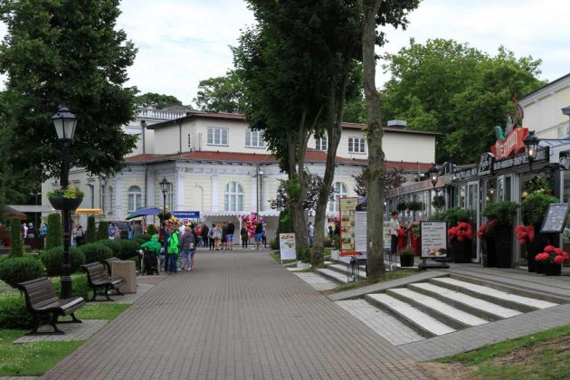 Misdoy-Międzyzdroje - Restaurants vor dem Kulturzentrum im Frederik Chopin Park Misdoy-Międzyzdroje - Restaurants vor dem Kulturzentrum im Frederik Chopin Park