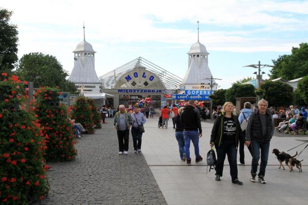 Der Kurpark vor der Seebrücke von Misdoy - Molo Międzyzdroje Der Kurpark vor der Seebrücke von Misdoy - Molo Międzyzdroje