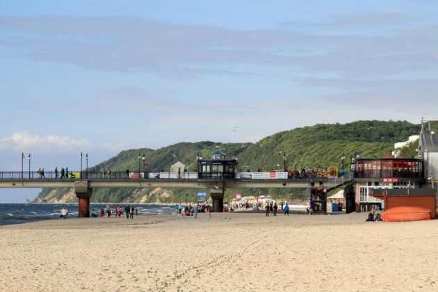 Die 400 m lange Seebrücke und der Strand von Misdoy - Molo Międzyzdroje