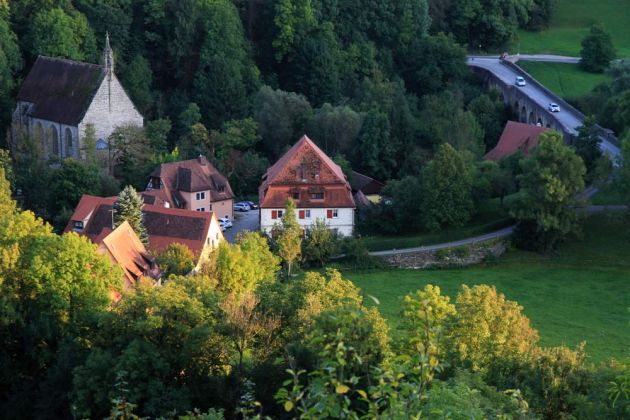Rothenburg ob der Tauber - Herrnmühle mit Doppelbrücke und Kobolzeller Kirche Rothenburg ob der Tauber - Herrnmühle mit Doppelbrücke und Kobolzeller Kirche