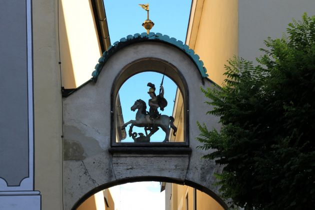 Murnau am Staffelsee - Durchgang zur Grüngasse an der Maria-Hilf-Kirche Murnau am Staffelsee - Durchgang zur Grüngasse an der Maria-Hilf-Kirche