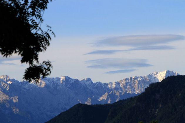 Das Wetterstein-Gebirge mit der Zugspitze - Blick aus unserem Hotelzimmer in Murnau Das Wetterstein-Gebirge mit der Zugspitze - Blick aus unserem Hotelzimmer in Murnau