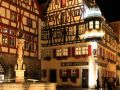 Rothenburg ob der Tauber bei Nacht - St. Georgs-Brunnen und Fachwerkhäuser am Marktplatz