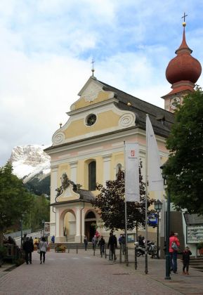 Dolomitenrundfahrt - Grödner Tal, die Pfarrkirche St. Ulrich	