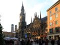 München - der Marienplatz mit dem Neuen Rathaus und den Türmen der Frauenkirche