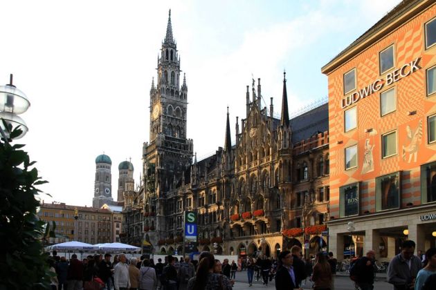 München - der Marienplatz mit dem Neuen Rathaus und den Türmen der Frauenkirche