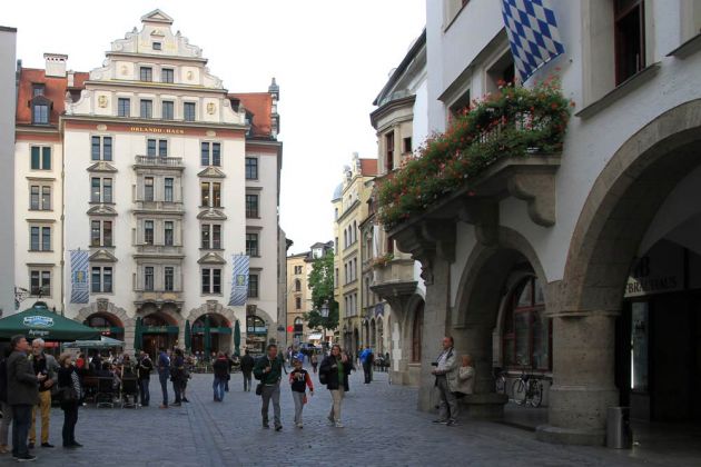 München - der Platzl mit Eingang zum Hofbräuhaus München - der Platzl mit Eingang zum Hofbräuhaus