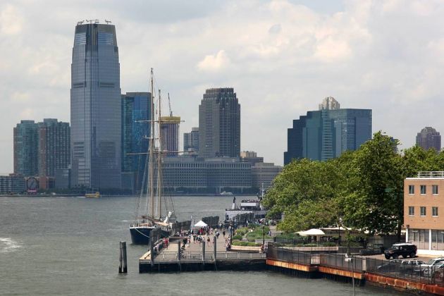 New York City - Battery Park an der Südspitze Manhattans mit Hudson River und Hoboken, New Jersey New York City - Battery Park an der Südspitze Manhattans mit Hudson River und Hoboken, New Jersey