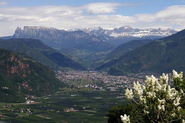 Die Südtiroler Landeshauptstadt Bozen mit Schlern und Rosengarten in den Dolomiten Die Südtiroler Landeshauptstadt Bozen mit Schlern und Rosengarten in den Dolomiten