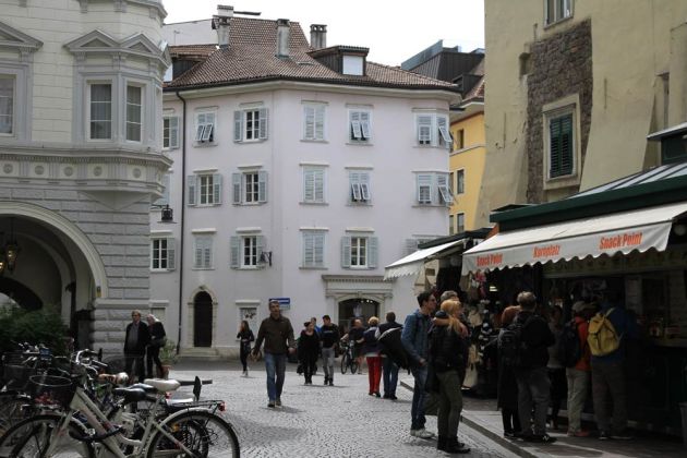 Bozen-Bolzano - der Kornplatz, Piazza del Grano Bozen-Bolzano - der Kornplatz, Piazza del Grano