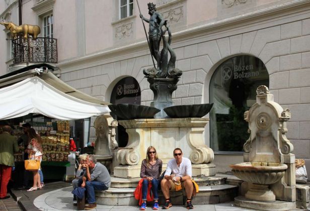 Bozen-Bolzano - Obstplatz, Piazza Erbe - der Neptun-Brunnen Bozen-Bolzano - Obstplatz, Piazza Erbe - der Neptun-Brunnen