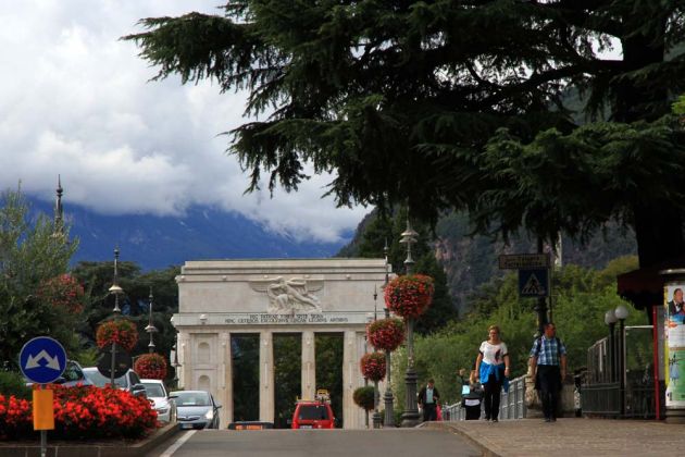 Bozen-Bolzano - Siegesplatz bzw. Friedensplatz mit Sieges-Denkmal, Monumento alla Vittoria Bozen-Bolzano - Siegesplatz bzw. Friedensplatz mit Sieges-Denkmal, Monumento alla Vittoria