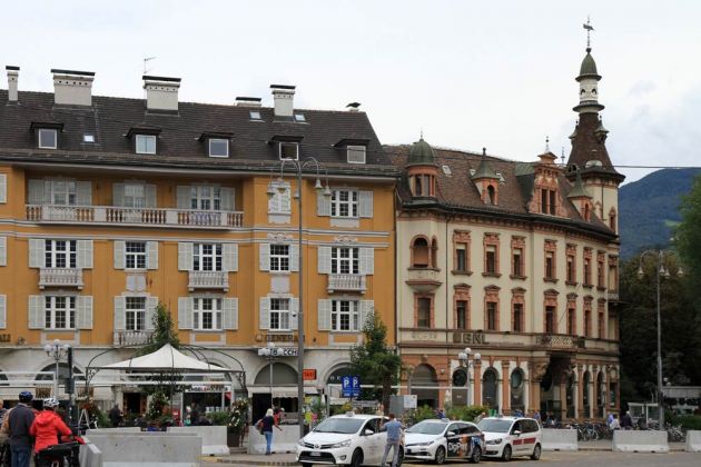 Bozen-Bolzano - Walther von der Vogelweide Platz, Piazza Walther