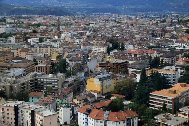 Über den Dächern von Bozen - Blick aus der Rittner Seilbahn Über den Dächern von Bozen - Blick aus der Rittner Seilbahn