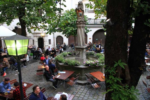der Biergarten des Hofbräuhauses München der Biergarten des Hofbräuhauses München
