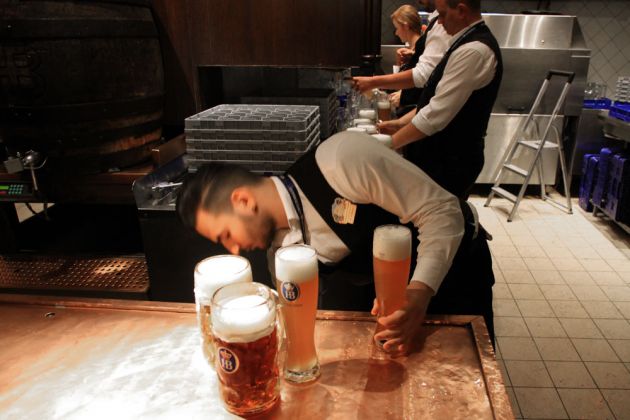 Hofbräuhaus München - die Bierausgabe