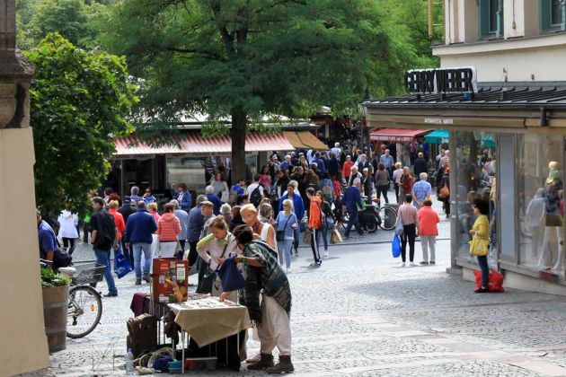 München - der Peterplatz zwischen Marienplatz und Viktualienmarkt München - der Peterplatz zwischen Marienplatz und Viktualienmarkt