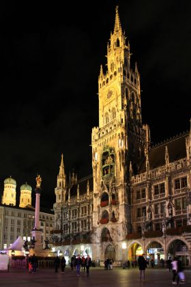 München - der Marienplatz mit Rathaus, Mariensäule un den Türmen der Frauenkirche im Abendlicht München - der Marienplatz mit Rathaus, Mariensäule un den Türmen der Frauenkirche im Abendlicht