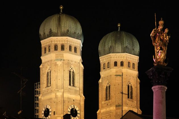 München - Mariensäule und Türme der Frauenkirche im Abendlicht München - Mariensäule und Türme der Frauenkirche im Abendlicht