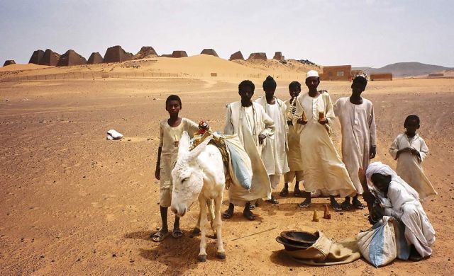 Sudan-Rundreise - Souvenir-Verkäufer an den Pyramiden von Meroe Sudan-Rundreise - Souvenir-Verkäufer an den Pyramiden von Meroe