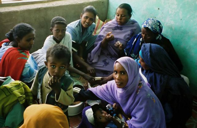 Sudan-Rundreise - Abri, Mütter auf der Kinderstation des Krankenhauses Sudan-Rundreise - Abri, Mütter auf der Kinderstation des Krankenhauses