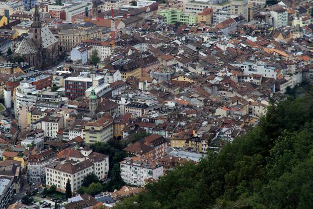 Über den Dächern der Altstadt von Bozen - Blick aus der Rittner Seilbahn Über den Dächern der Altstadt von Bozen - Blick aus der Rittner Seilbahn