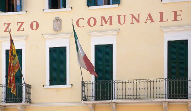 Lazise am Gardasee - das historische Rathaus an der Piazza Vittoria Emanuelle Lazise am Gardasee - das historische Rathaus an der Piazza Vittoria Emanuelle