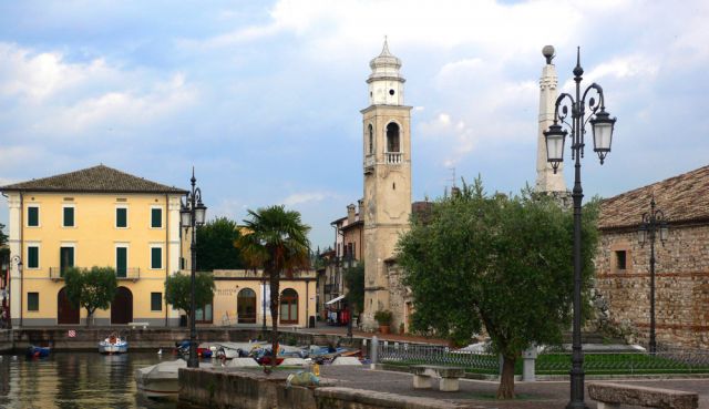 Lazise am Gardasee - der historische Hafen Porticciolo mit dem Rathaus und der Chiesa di San Nicolo