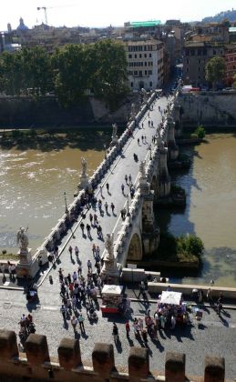 Die Engelsbrücke von oben - Aussichts-Plattform der Engelsburg, Rom Die Engelsbrücke von oben - Aussichts-Plattform der Engelsburg, Rom