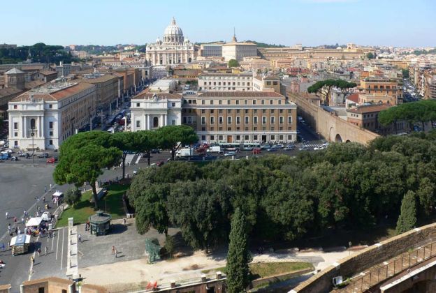 Die Porta Santa San Pietro, die Via della Conciliazione und der Petersdom im Vatikan Die Porta Santa San Pietro, die Via della Conciliazione und der Petersdom im Vatikan