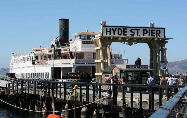 San Francisco Maritime National Historic Park - Hyde Street Pier mit Dampf-Fähre Eureka
