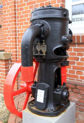 Alter Luft Kompressor der Nesserlander Schleuse - Schifffahrtsmuseum Haren/Ems Alter Luft Kompressor der Nesserlander Schleuse - Schifffahrtsmuseum Haren/Ems