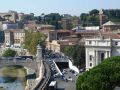 Die Ponte Vittorio Emanuele II über den Tiber mit dem Vatikanhügel