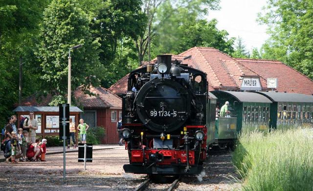 Weißeritztalbahn - der Dampfzug mit der Schmalspur-Dampflok 99 1734-5 verlässt den Bahnhof Malter in Richtung Kurort Kipsdorf Weißeritztalbahn - der Dampfzug mit der Schmalspur-Dampflok 99 1734-5 verlässt den Bahnhof Malter in Richtung Kurort Kipsdorf