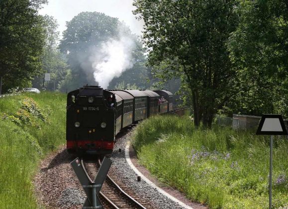 Weißeritztalbahn - der Dampfzug mit der Schmalspur-Dampflok 99 1734-5 ist unterwegs im Osterzgebirge Weißeritztalbahn - der Dampfzug mit der Schmalspur-Dampflok 99 1734-5 ist unterwegs im Osterzgebirge