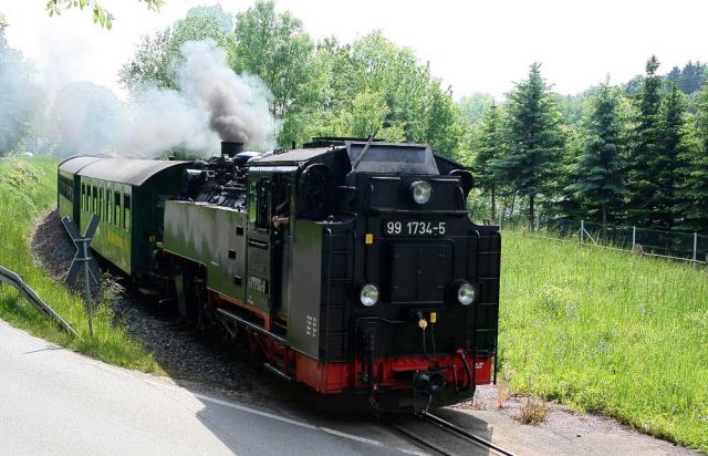 Weißeritztalbahn - der Dampfzug mit der Schmalspur-Dampflok 99 1734-5 ist unterwegs im Osterzgebirge Weißeritztalbahn - der Dampfzug mit der Schmalspur-Dampflok 99 1734-5 ist unterwegs im Osterzgebirge