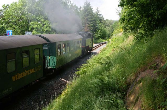 Weißeritztalbahn - der Dampfzug mit der Schmalspur-Dampflok 99 1734-5 ist unterwegs im Osterzgebirge Weißeritztalbahn - der Dampfzug mit der Schmalspur-Dampflok 99 1734-5 ist unterwegs im Osterzgebirge