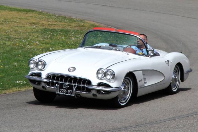 Unser Autor und Fotograf Helmut Möller bewegt hier eine Chevrolet Corvette C 1 des Baujahres 1958 Unser Autor und Fotograf Helmut Möller bewegt hier eine Chevrolet Corvette C 1 des Baujahres 1958