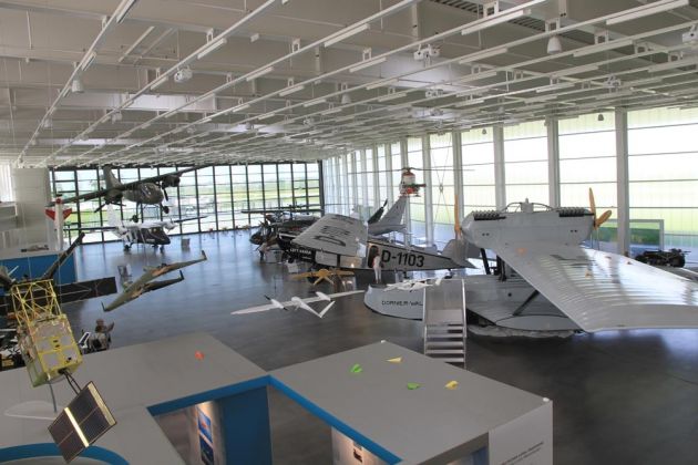 Das Dornier Museum in Friedrichshafen - Überblick der Exponate im grossen Ausstellungs-Hangar Das Dornier Museum in Friedrichshafen - Überblick der Exponate im grossen Ausstellungs-Hangar