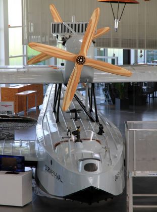 Dornier Museum in Friedrichshafen - Dornier Wal N 25, der Nachbau eines Flugbootes ( genannt Amundsen Wal ) aus den 1920er Jahren Dornier Museum in Friedrichshafen - Dornier Wal N 25, der Nachbau eines Flugbootes ( genannt Amundsen Wal ) aus den 1920er Jahren