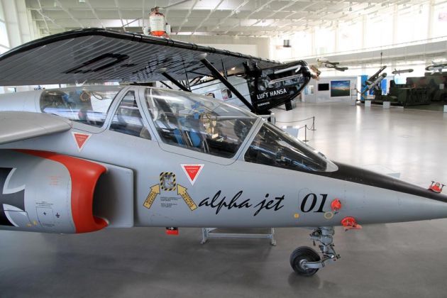 Dornier Museum in Friedrichshafen - Alpha Jet, ein zweistrahliges Schulflugzeug und leichter Jagdbomber Dornier Museum in Friedrichshafen - Alpha Jet, ein zweistrahliges Schulflugzeug und leichter Jagdbomber