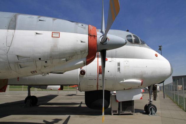 Dornier Stiftung Friedrichshafen - Breguet 1150 Atlantic, Kennung 61+04 - der Bug der Maschine und das rechte Triebwerk Dornier Stiftung Friedrichshafen - Breguet 1150 Atlantic, Kennung 61+04 - der Bug der Maschine und das rechte Triebwerk