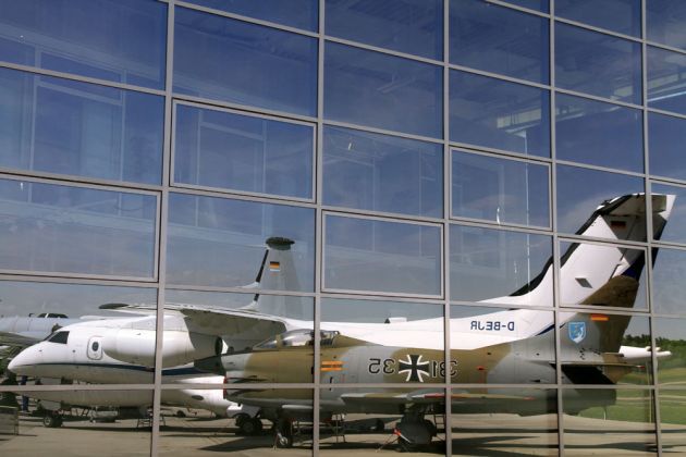 Dornier Museum in Friedrichshafen - Flugzeug-Spiegelungen in den Fenstern der Museums-Fassade Dornier Museum in Friedrichshafen - Flugzeug-Spiegelungen in den Fenstern der Museums-Fassade